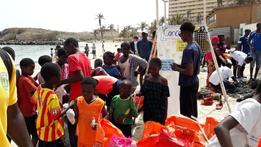 Aktivisten von Forum ViA beim International Coastal Clean Up Day in Dakar, Senegal. | Bild: Valentina Aversano-Dearborn