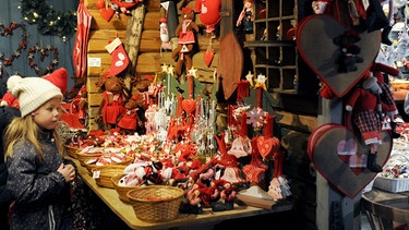 Eine Kind blickt auf ausgestellte Waren der Verkaufsabteilung des Weihnachtshauses (Julehuset) in der norwegischen Stadt Drobak (norw. Drøbak). Hier wohnt in Norwegen der Weihnachtsmann. | Bild: Sigrid Harms/dpa 