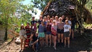 Eindrücke vom Aufenthalt des Ocean College in Costa Rica: Gruppenfoto vor der Hütte. | Bild: Ocean College