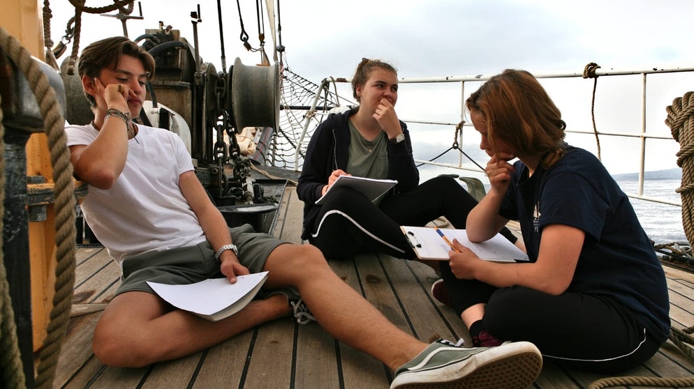 Hier rauchen die Köpfe: Penelope, Nick und Sophie lernen zusammen. | Bild: Ocean College | Nick