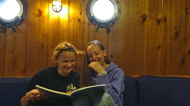 Gemeinsam lernen macht Spaß: Penelope und Theresa lernen unter Deck. | Bild: Ocean College | Nick