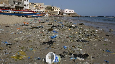 Angeschwemmter Plastikmüll liegt in Ngor (Senegal) am Strand. Archivfoto aus dem Jahr 2010. | Bild: picture-alliance/dpa