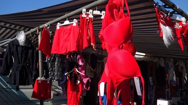 Rote Unterwäsche für Silvester in Italien | Bild: picture-alliance/dpa