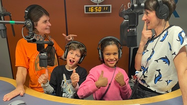 Die Radiomikro-Moderatorinnen Katrin Waldenburg und Tina Gentner mit Studiokindern im Bayern 2-Studio. | Bild: BR | Geli Schmaus