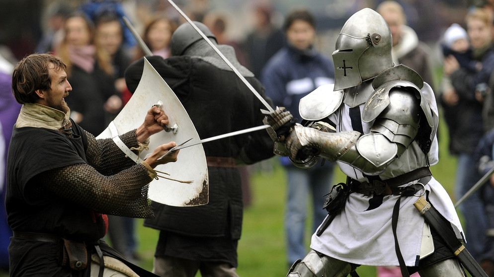 Schild Schwert und Axt eines mittelalterlichen Ritters Generique