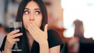 Frau hält sich bei Schluckauf die Hand vor den Mund. | Bild: colourbox.com