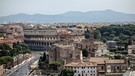 Ein Blick auf die Stadt Rom mit dem Kollosseum. | Bild: colourbox.com