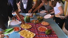 Eindrücke vom Besuch des Ocean College in der Sprachschule "Academia Tica" in Costa Rica. Schulpause mit vielen frischen Früchten. | Bild: Ocean College