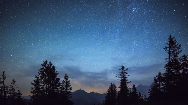 Sternenhimmel über dem Dachstein und dem Filzmooser Tal zur Zeit der höchsten Sternschnuppen Dichte vom Rossbrand aus gesehen. | Bild: picture-alliance/dpa