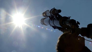 Ein Besucher schaut mit einem Teleskop der Sternwarte München in den Himmel. | Bild: picture-alliance/dpa