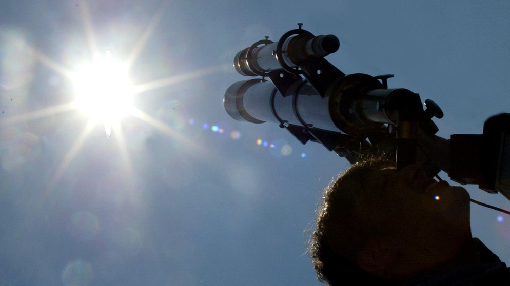 Ein Besucher schaut mit einem Teleskop der Sternwarte München in den Himmel. | Bild: picture-alliance/dpa