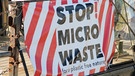 Das Thema Plastikmüll begleitet das Ocean College auf ihrer Reise. Am Schiff ist ein Banner mit der Aufschrift: "Stop Micro Waste" angebracht. | Bild: Ocean College