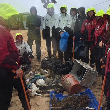 Das Thema Plastikmüll begleitet das Ocean College auf ihrer Reise. Auf Bermuda gab es jetzt einen Beach-Clean-up, also eine Aufräumaktion am Strand: Das Ergebnis ist ein ganzer Berg aus Plastikmüll. | Bild: Ocean College