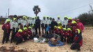 Das Thema Plastikmüll begleitet das Ocean College auf ihrer Reise. Auf Bermuda gab es jetzt einen Beach-Clean-up, also eine Aufräumaktion am Strand. Ein Gruppenfoto. | Bild: Ocean College