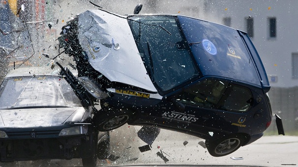 Schweizer Stuntman Urs Inauen bei einem Auto-Crash für eine Filmsszene  | Bild: picture-alliance/dpa