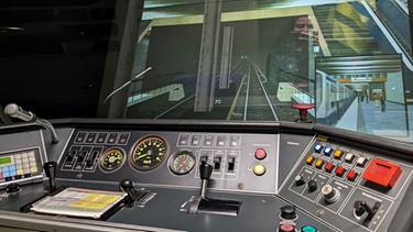 Im Fahrsimulator - also dem Übungsraum für U-Bahnfahrer - der Münchner U-Bahn: Hier gibt es viele Hebel - wie in einem richtigen Führerstand einer U-Bahn. | Bild: BR | Janina Böhm