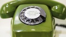 In den 1970er Jahren stand in vielen Wohnungen so ein grünes Telefon mit Wählscheibe. | Bild: picture-alliance/dpa
