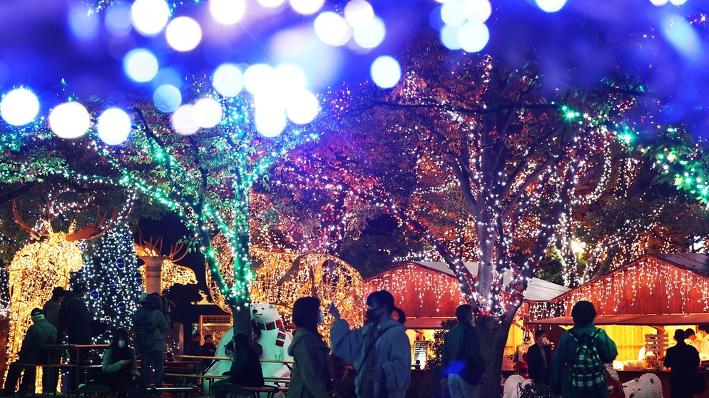 Der Tenjin Central Park in Fukuoka City in Japan ist über und über mit vielen bunten Lichtern geschmückt und beleuchtet. | Bild: picture alliance / ASSOCIATED PRESS | Daisuke Urakami