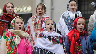 Am 6. Januar 2023 - dem Tag des orthodoxen Weihnachtsfests - singen ukrainische Kinder auf den Straßen in Lviv (Ukraine) Weihnachtslieder. | Bild: picture alliance / ZUMAPRESS.com | Mykola Tys
