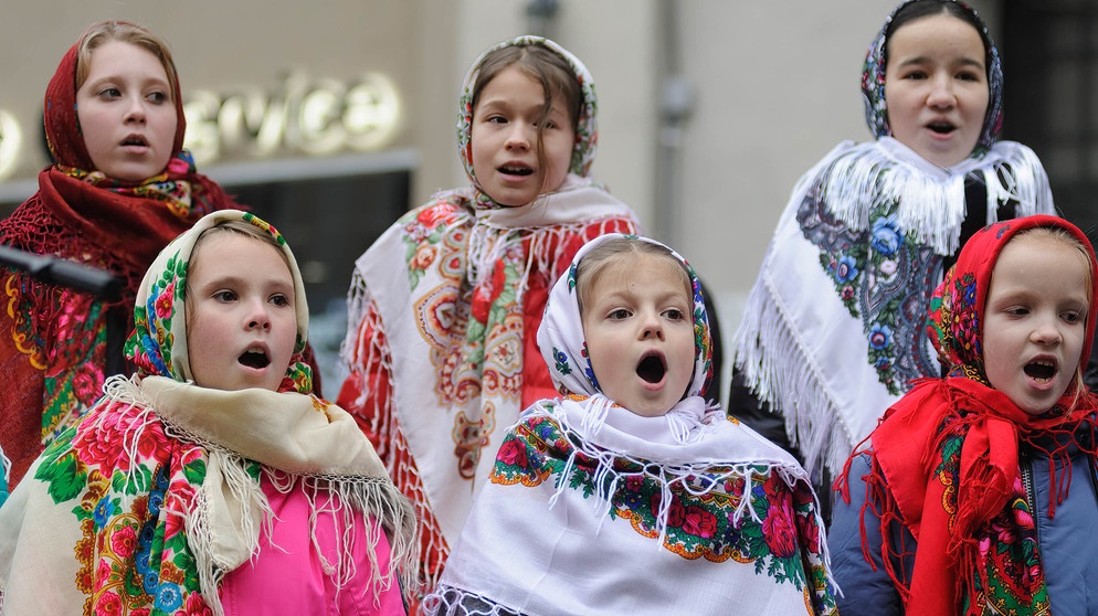 Am 6. Januar 2023 - dem Tag des orthodoxen Weihnachtsfests - singen ukrainische Kinder auf den Straßen in Lviv (Ukraine) Weihnachtslieder. | Bild: picture alliance / ZUMAPRESS.com | Mykola Tys