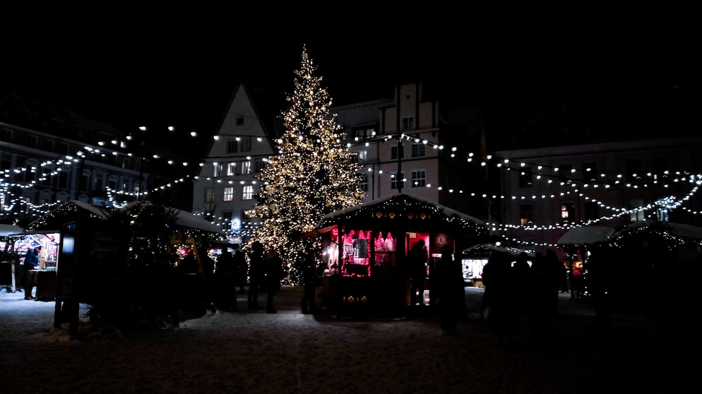 Der Weihnachtsmarkt in der estnischen Stadt Tallin. | Bild: BR | Theresa Höpfl