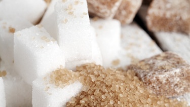Es gibt viele verschiedene Arten von Zucker: vom weißen Streuzucker bis zum braunen Kandiszuckerwürfel. | Bild: colourbox.com