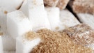 Es gibt viele verschiedene Arten von Zucker: vom weißen Streuzucker bis zum braunen Kandiszuckerwürfel. | Bild: colourbox.com
