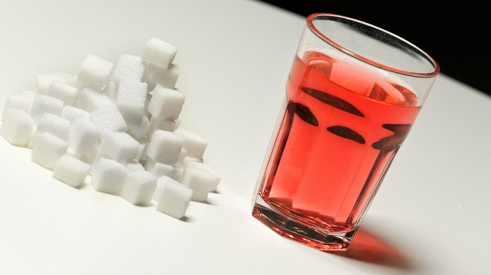 Zuckerwürfel und Limonade im Glas. | Bild: picture-alliance/dpa