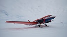 Flugzeug - landet auf Eisscholle | Bild: Alfred-Wegener-Institut / Thomas Steuer (CC-BY 4.0)