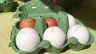 Eine Eierschachtel mit weißen und braunen Eiern. | Bild: BR | Veronika Baum