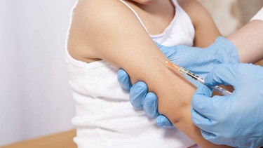 Kleines Mädchen bei einer Impfung.  | Bild: picture alliance / Panther Media/Fotograf: Aunion Jua