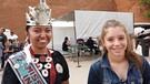 Kinderreporterin Carlina mit einer jungen Navajo-Indianerin.  | Bild: BR | Elke Dillmann