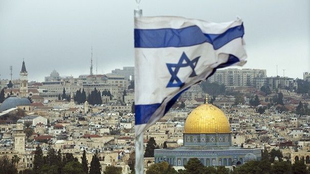 Jerusalem: Israelische Fahne im Vordergrund, Felsendom auf dem Tempelberg im Hintergrund. | Bild: dpa-Bildfunk