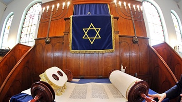 Tora vor Davidsstern in jüdischer Synagoge in Halle | Bild: picture-alliance/dpa