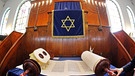 Tora vor Davidsstern in jüdischer Synagoge in Halle | Bild: picture-alliance/dpa