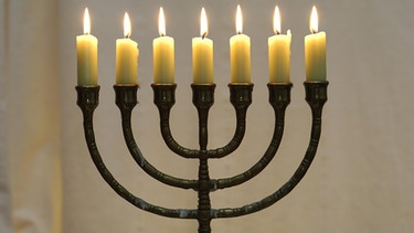 Menora - jüdischer Kerzenleuchter | Bild: picture alliance/imageBROKER