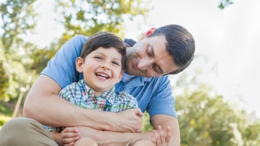 Ein Junge und sein Vater lachen glücklich. | Bild: colourbox.com
