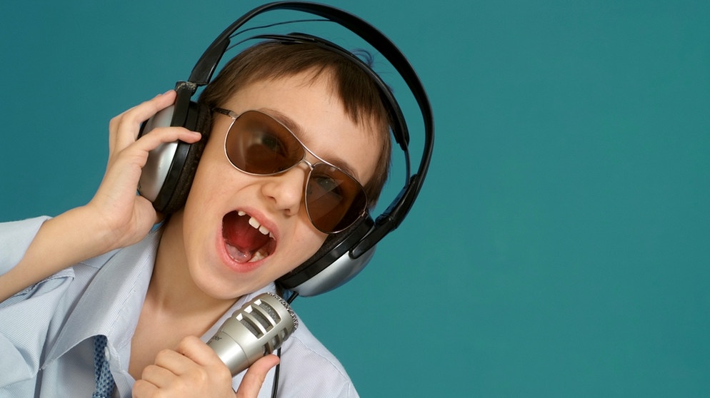 Ein Junge singt ins Mikrophon. | Bild: colourbox.com