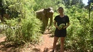 Rebecca und Bosse gehen mit Elefanten in Kambodscha spazieren | Bild: Katrin Waldenburg/ BR