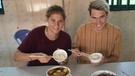 In Kambodscha: Rebecca und Bosse essen Reis zum Frühstück. | Bild: BR | Katrin Waldenburg