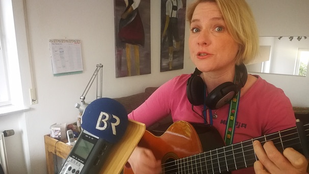 radioMikro-Reporterin Katrin Stadler spielt als Musikern bei den Neurosenheimern. Hier nimmt sie gerade das Lied "Jeden Finger einzeln" auf. | Bild: privat