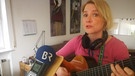 radioMikro-Reporterin Katrin Stadler spielt als Musikern bei den Neurosenheimern. Hier nimmt sie gerade das Lied "Jeden Finger einzeln" auf. | Bild: privat