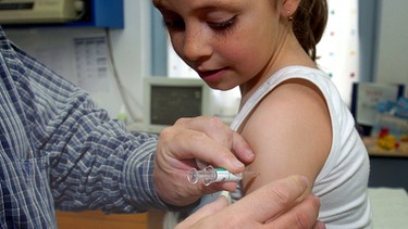 Ein Kind wird geimpft.  | Bild: picture alliance / Sven Simon