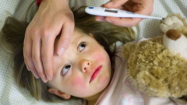 Bei einem kranken Mädchen wird Fieber gemessen. | Bild: picture-alliance/dpa