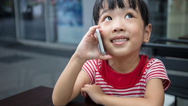 Mädchen telefoniert mit einem Smartphone. | Bild: colourbox.com