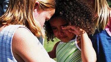 Ein Kind tröstet ein weinendes anderes Kind. | Bild: colourbox.com