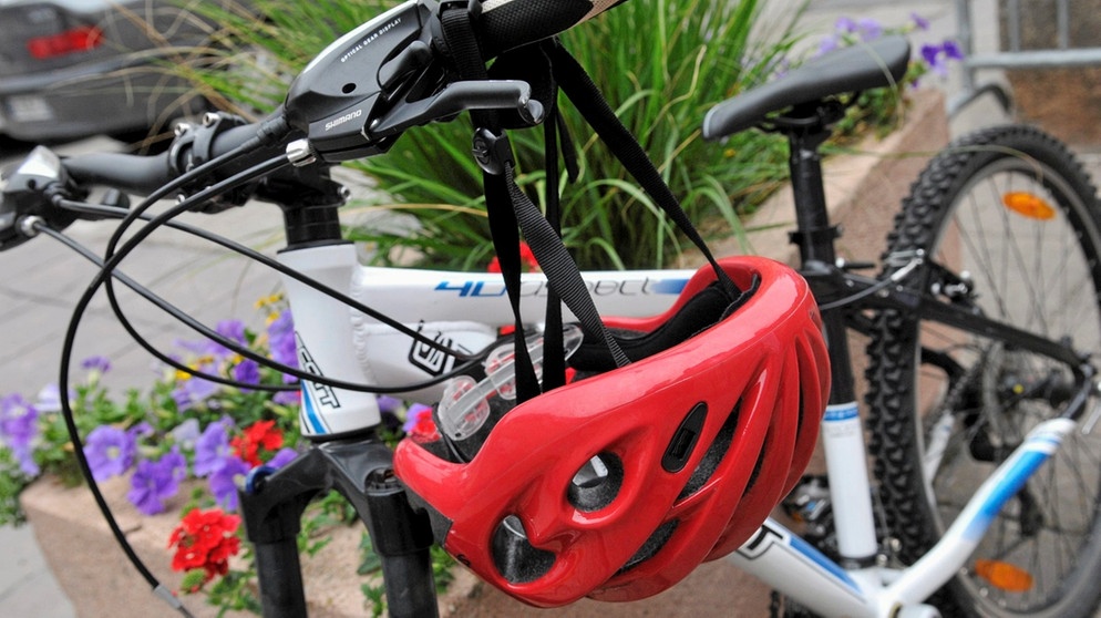 Ein Fahrradhelm hängt an einem Moutainbikelenker. | Bild: colourbox.com