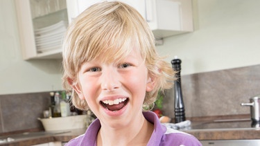Ein Junge mit offenem Mund beim Essen. | Bild: colourbox.com