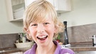Ein Junge mit offenem Mund beim Essen. | Bild: colourbox.com