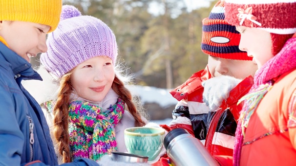 Kinder trinken im Winter heiße Getränke aus einer Thermoskanne. | Bild: colourbox.com